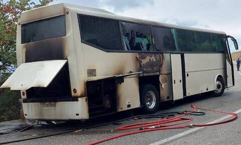Λεωφορείο στα Μετέωρα τυλίχθηκε στις φλόγες