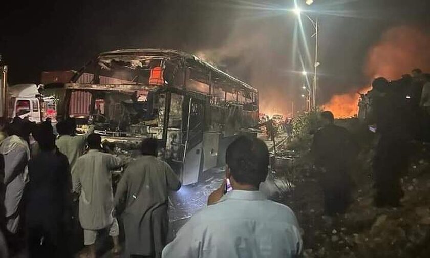 Τραγωδία στο Πακιστάν: 17 νεκροί από φωτιά σε λεωφορείο (video)