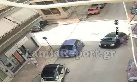 Λαμία: Κάμερα κατέγραψε την παράσυρση γυναίκας από αυτοκίνητο