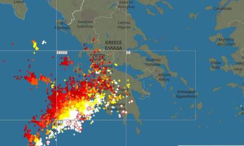 Καιρός Live: Κίνδυνος στα δυτικά – Δείτε στον χάρτη πού χτυπούν οι καταιγίδες