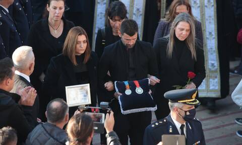 Κηδεία Αλέξανδρου Νικολαΐδη: Ο Μουρούτσος μεταφέρει τα μετάλλιά του