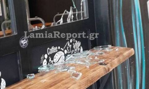 Λαμία: Διαρρήκτες έσπασαν τζαμαρία και «μπούκαραν» σε καφέ