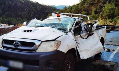 Κύπρος: Βράχος καταπλάκωσε όχημα - Βγήκε σώος ο οδηγός (pics +vid)