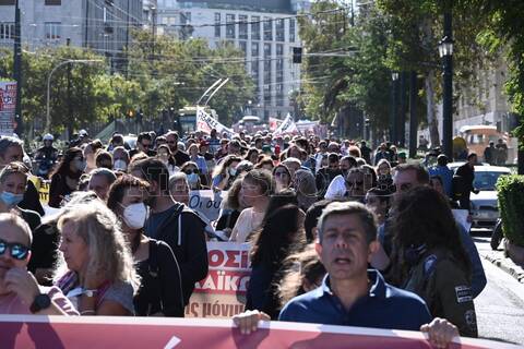 Πορεία εργαζομένων σε νοσοκομεία στο κέντρο της Αθήνας (pics-vid)