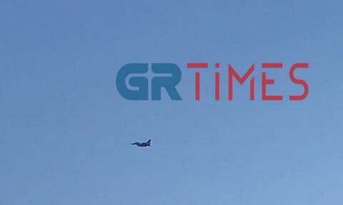 Θεσσαλονίκη: «Γέμισε» Rafale, Mirage και ελικόπτερα ο ουρανός (vid)