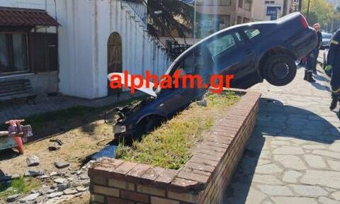 Καστοριά: Αυτοκίνητο έπεσε μέσα σε παιδικό σταθμό
