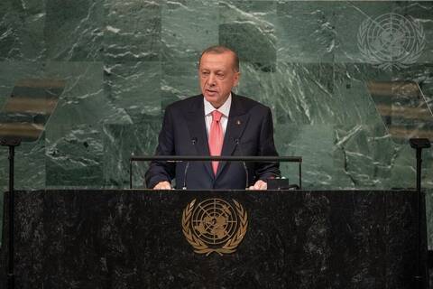 Ρετζέπ Ταγίπ Ερντογάν: Ζητά δημοψήφισμα για τη μαντίλα