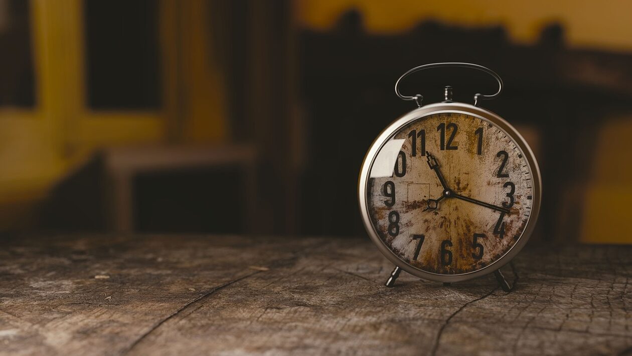 Αλλαγή ώρας: «Παγώνει» η απόφαση για κατάργηση, πότε γυρίζει το ρολόι