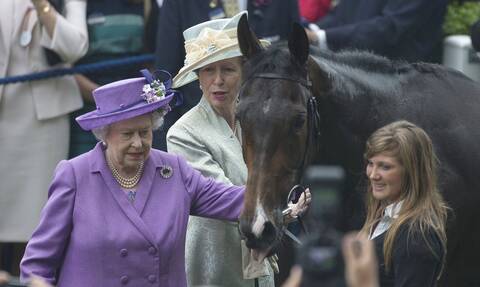Βρετανία: Ο Κάρολος βγάζει στο «σφυρί»14 άλογα της βασίλισσας Ελισάβετ