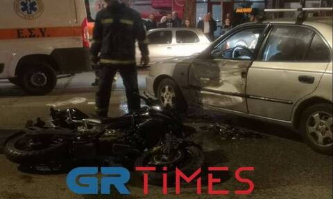 Θεσσαλονίκη: Σύγκρουση μοτοσικλέτας με αυτοκίνητο - Δύο τραυματίες