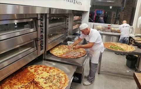Πίτσα στην Θεσσαλονίκη ζυγίζει 7 κιλά με διάμετρο 3,2 μέτρα