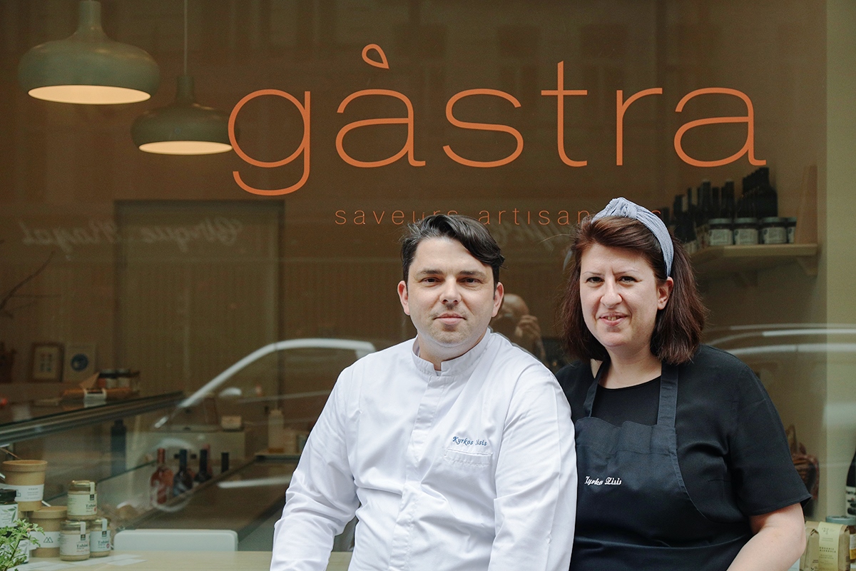 Ο Έλληνας σεφ Κύρκος Ζήσης με τη σύζυγο Σοφία Σιόντη του έξω από την Gastra στις Βρυξέλλες