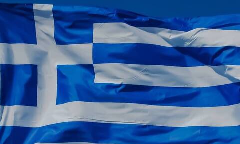Οργή στη Μαγνησία: Κατέβασαν και έσκισαν ελληνική σημαία από σχολείο