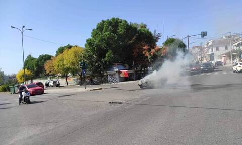 Αγρίνιο: Αυτοκίνητο άρπαξε φωτιά εν κινήσει - Ο οδηγός βγήκε έγκαιρα