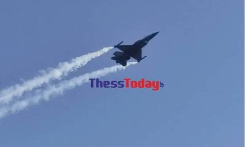 Θεσσαλονίκη: «Έσκισε» τους αιθέρες το F16 Ζευς – Εντυπωσιακοί ελιγμοί