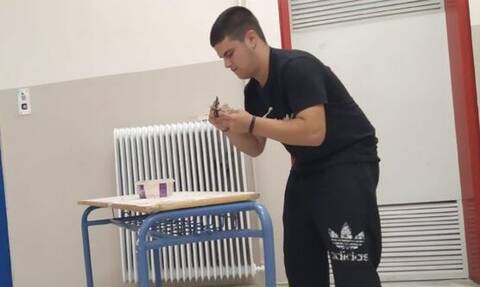 Viral μαθητής ΕΠΑΛ στη Λάρισα: Επισκευάζει... θρανία στα διαλείμματα