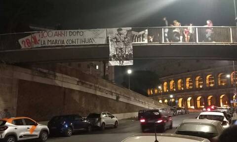 Ιταλία: Φασιστική οργάνωση κρέμασε σε γέφυρα φωτογραφία του Μουσολίνι