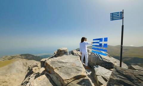 Η εικαστικός Κ. Ροβύθη ζωγραφίζει την ελληνική σημαία στον Όλυμπο