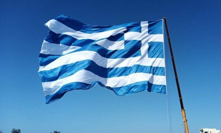 28η Οκτωβρίου: Η μεγαλύτερη Ελληνική σημαία υψώθηκε ξανά στη Σαντορίνη