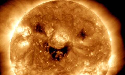 NASA: Δορυφόρος έπιασε τον Ηλιο να κάνει «χαμόγελο»