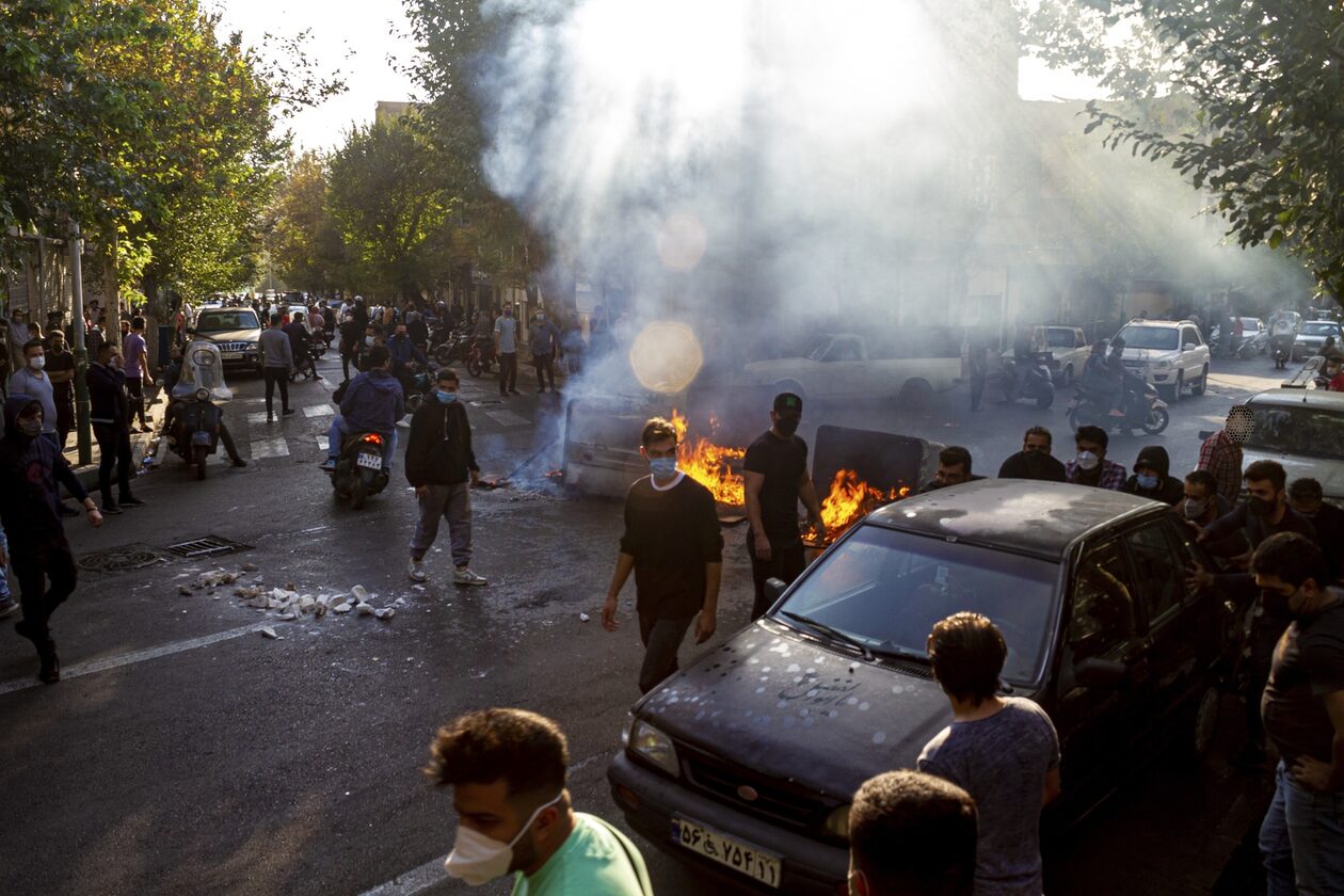 Ιράν: Συγκρούσεις μεταξύ διαδηλωτών και αστυνομικών τη νύχτα