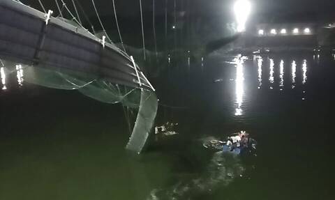 Ινδία: Κατέρρευσε κρεμαστή γέφυρα – 68 νεκροί και 30 τραυματίες