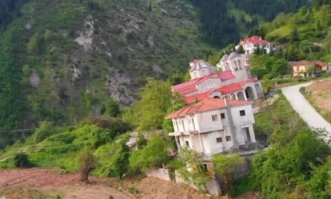 Το χωριό «φάντασμα» της Ελλάδας όπου τα κτήρια έχουν μεγάλη κλίση