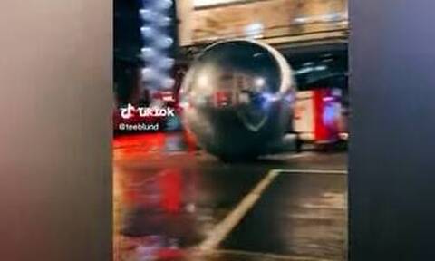 Λονδίνο: Γιγάντιες μπάλες κυλούν σε δρόμο (vid)