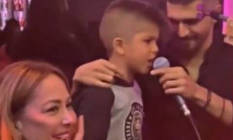 Χανιά:Ο γιος του Νικομανώλη Νύκταρη άρπαξε το μικρόφωνο και τραγούδησε