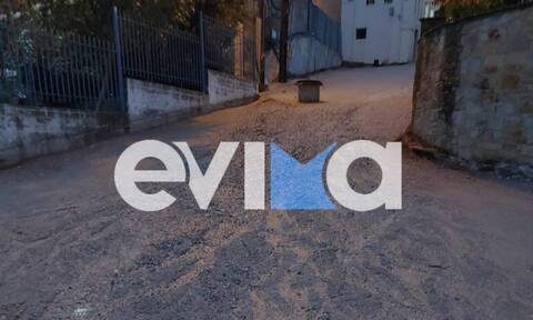 Κακοκαιρία «EVA»: Γέμισαν οι δρόμοι χαλίκια στην Εύβοια