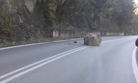 Αγρίνιο: Πτώση βράχου στη μέση του δρόμου - «Άγιο» είχαν οι οδηγοί