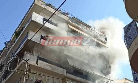 Πάτρα: Aκούστηκαν εκρήξεις στη Σολωμού - Μεγάλη φωτιά σε διαμέρισμα
