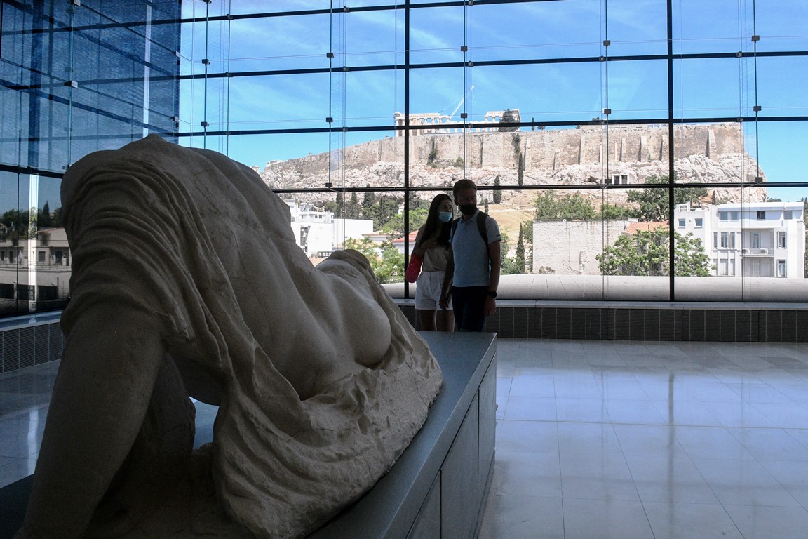 Μέσα στο εντυπωσιακό Μουσείο της Ακρόπολης