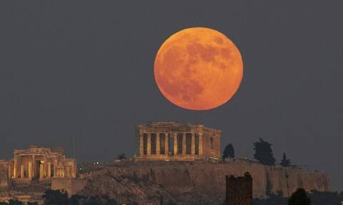 Πανσέληνος Νοεμβρίου: Εντυπωσιακές εικόνες από το «ματωμένο φεγγάρι»
