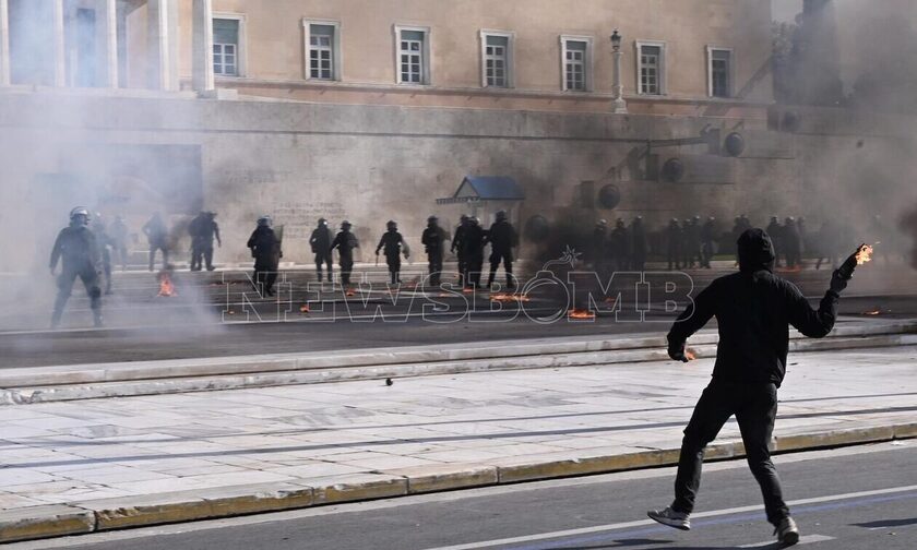 Απεργία ΓΣΕΕ: Επεισόδια με μολότοφ και χημικά σε Αθήνα και Θεσσαλονίκη