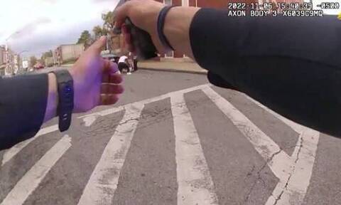 ΗΠΑ: Η στιγμή που αστυνομικός σκοτώνει ύποπτο με μαχαίρι (βίντεο)