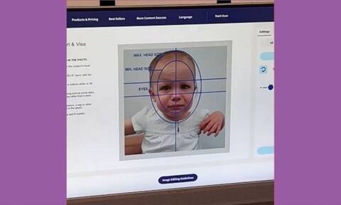 Μωρό βγάζει φωτογραφία διαβατηρίου εκνευρίζεται