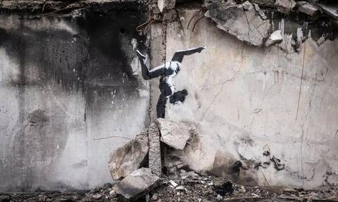 Ουκρανία: Γκράφιτι του Banksy σε βομβαρδισμένο σπίτι