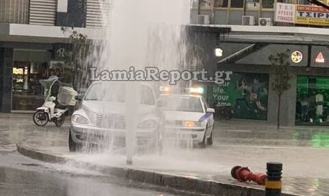 Λαμία: Αυτοκίνητο έπεσε σε κρουνό - Πίδακας νερού στην πλατεία Πάρκου