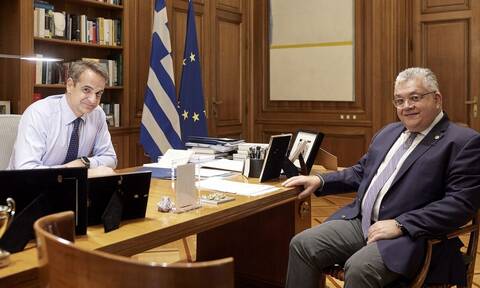 PM Mitsotakis briefed by AUTH rector Papaioannou