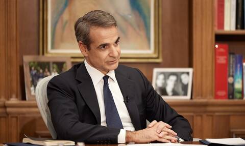 PM Mitsotakis briefed by AUTH rector Papaioannou