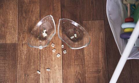 Τρόποι να μαζέψετε τα σπασμένα γυαλιά από το πάτωμα χωρίς σκούπα