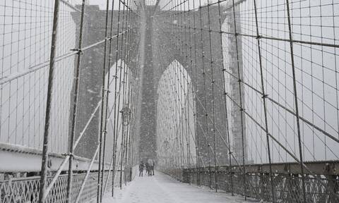 Ιστορικός χιονιάς παραλύει τη Νέα Υόρκη - Ακυρώνονται πτήσεις
