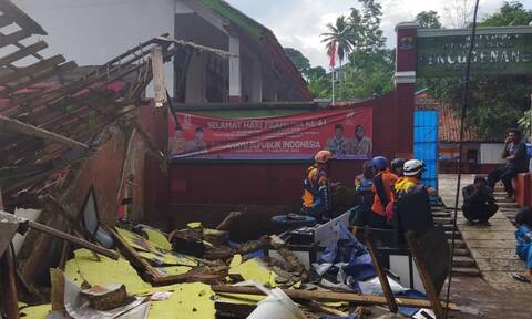 Σεισμός στην Ινδονησία: 56 νεκροί και 700 τραυματίες