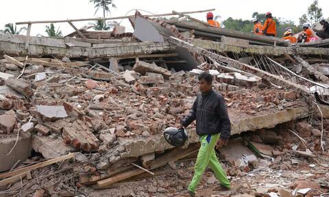 Σεισμός στην Ινδονησία: Εκατόμβη νεκρών, δεκάδες εγκλωβισμένοι