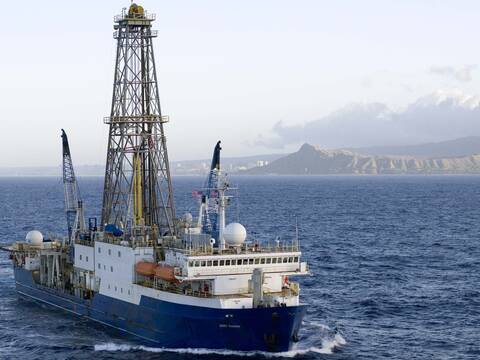 Σαντορίνη: Γεωτρήσεις από ερευνητικό πλοίο στο ηφαιστειακό συγκρότημα