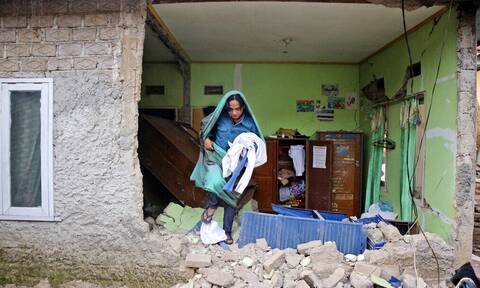Θρήνος στην Iνδονησία: 252 νεκροί από τον σεισμό, παιδιά ανάμεσά τους