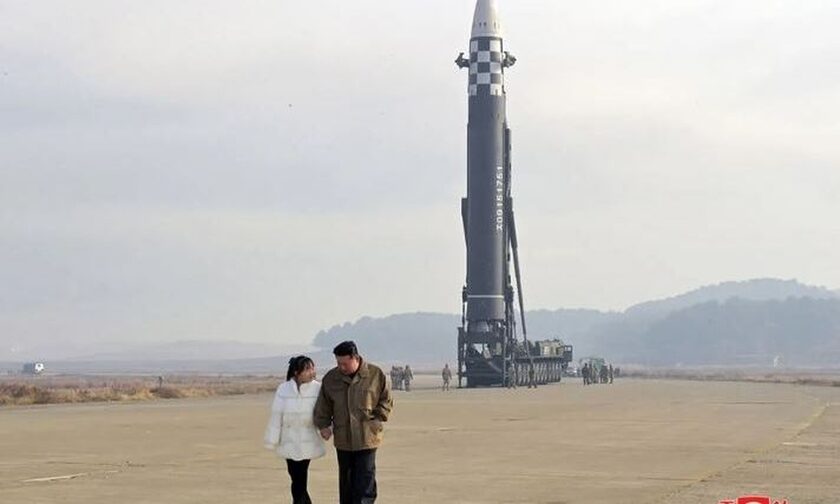 O Kιμ Γιονγκ Ουν και η 9χρονη κόρη του με φόντο...πυραύλους
