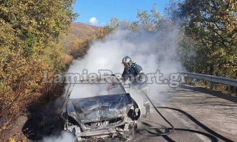 Φθιώτιδα: Αυτοκίνητο παραδόθηκε στις φλόγες μετά από τροχαίο
