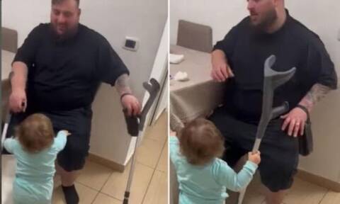 Η πιτσιρίκα βοηθά τον μπαμπάς της που έχει σπάσει το πόδι του